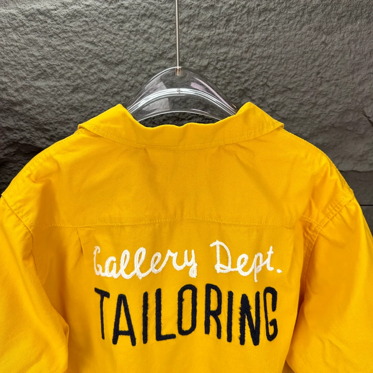 P240 GALLERY DEPT. 2025 new embroidered letter LOGO couple style loose denim short-sleeved shirt 🔥High version🔥High version🔥 Original customized denim fabric, the same high-end denim fabric as the Internet celebrity star, simple and loose version with multiple embroidered letter LOGO designs, very high-end and stylish! The fabric feels very comfortable, and it’s a denim short-sleeved shirt that’s super versatile and looks great! ! Complete with three standards, same style for men and women 👫A must-have item for everyone Color: yellow, white Size: S-XL